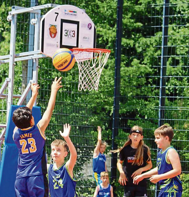 Über 100 Teams nahmen an der Basketball-3x3-Tour in Lippstadt teil. Gespielt wurde an der Edith-Stein-Realschule auf 12 Courts. Der Spaß stand im Vordergrund. Fotos: Heinke