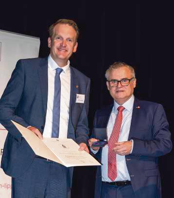 Bernd Levenig (l.) erhielt von Volker Kaiser die Goldene Kammermünze.