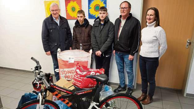 Über haufenweise Kronkorken freuen sich (v.l.) Franz-Josef Melcher, Tony, Bennet, Heinz Dömer und Klaudia Druben.