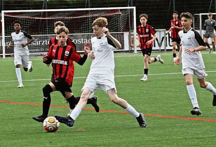 Die D-Junioren des SV Lippstadt (in Rot) trotzten dem Tabellenführer SC Verl ein 1:1-Unentschieden ab. Foto: Dannhausen