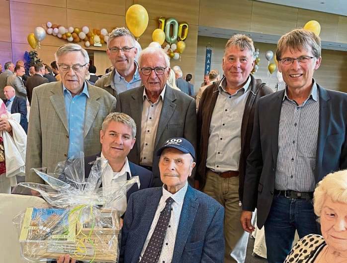 Ohne Hut, aber dafür mit Baseball-Cap: Johann Schneider (m.) feierte mit zahlreichen Gästen. Foto: Stadt Geseke