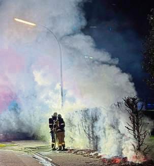 Der Heckenbrand sorgte für eine starke Rauchentwicklung. Foto: Feuerwehr Erwitte