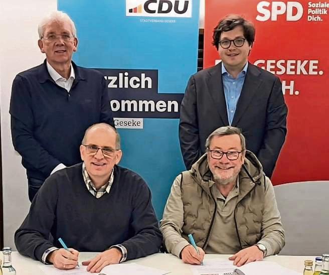 Die Fraktionsvorsitzenden Thomas Kersting (CDU, vorne links) und Franz Harrenkamp (SPD, vorne rechts) unterzeichneten die Vereinbarung in Anwesenheit der Stadtverbandsvorsitzenden Josef Hanebrink (links) und Lennart Rixen.
