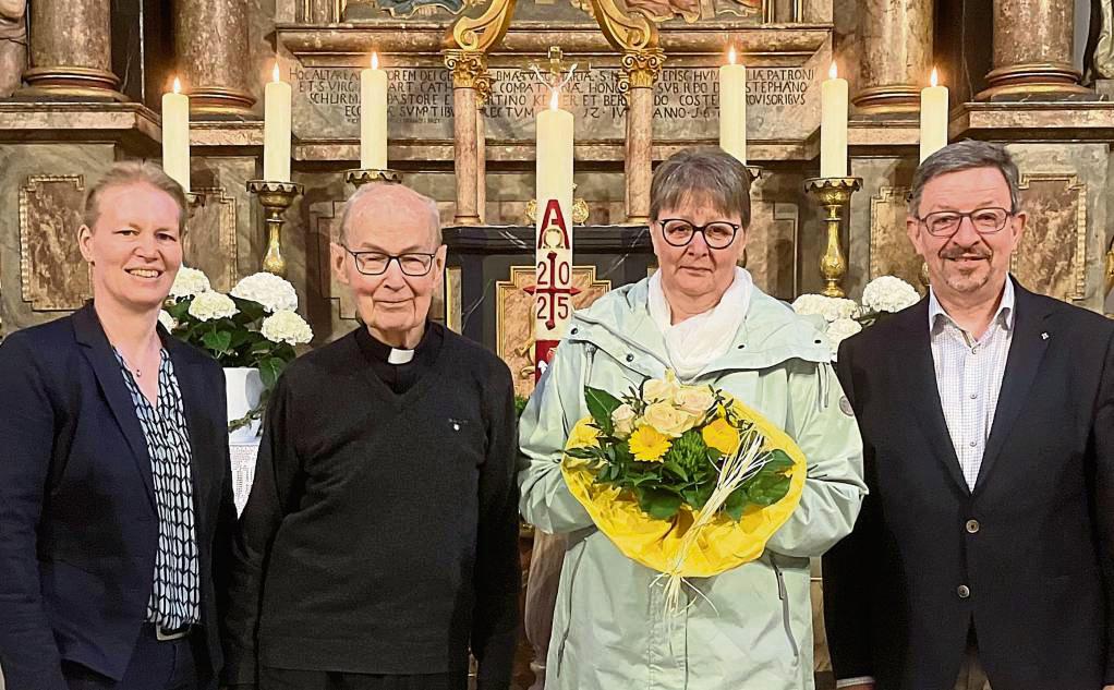 Pfarrgemeinderatsvorsitzende Mechthild Schulte (l.), Pfarrer i. R. Adolf Schöning (2.v.l.) und Kirchenvorstand Michael Streit (r.) hießen Angelika Wieneke (2.v.r.) offiziell willkommen.