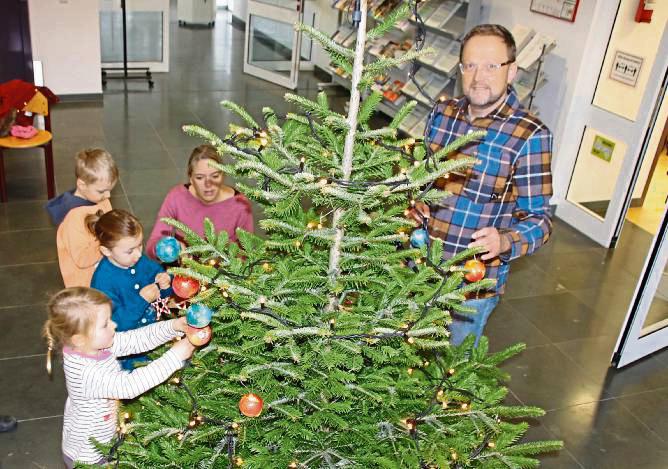 Zusammen mit Bürgermeister Alfred Schmidt schmückten die Kinder den Baum. Foto: Meschede