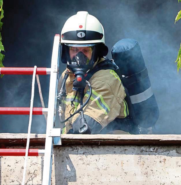 Besondere Anforderungen an die Feuerwehrleute stellte die Brandbekämpfung kombiniert mit Menschenrettung.
