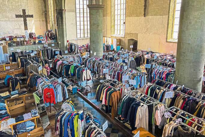 Kleidung und Accessoires gibt es wieder beim Secondhand-Markt in der Brüderkirche. Archivfoto: N. Wissing