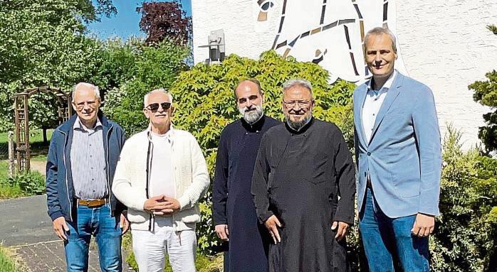 Besiegelten den Verkauf der Christopheruskirche in Lipperbruch (v.l.): Baukirchmeister Johannes Althoff, Vassilios Kalaitzidis (Mitglied der Griechischen-Orthodoxe Gemeinde), Bischof Bartholomaios von Arianz, Priester Georgios Michailidis und Presbyter Alexander Tschense.