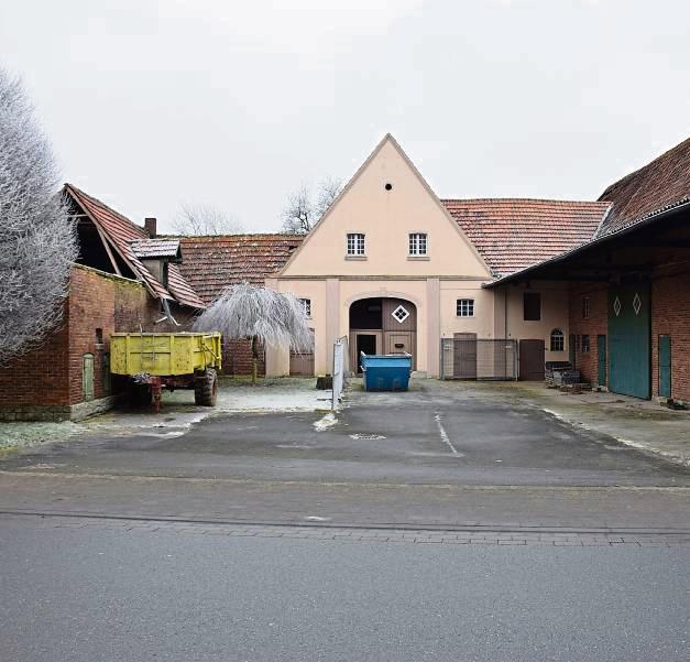 Links der Hof, wie er im Dezember aussah. Der Kern des Hauptgebäudes geht auf 1733 zurück, die Seitenflügel stammen aus dem 19. Jahrhundert. Inzwischen ist davon nichts als ein Haufen Schutt geblieben (rechts). Fotos: Kossack
