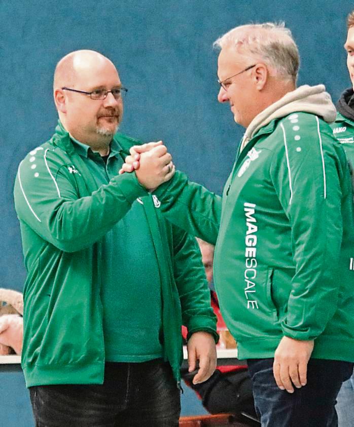 Na bitte, es geht doch: Auch Klaus Neise (l.) und Peter Müller (r.) müssen das Thema Klassenerhalt nach dem ersten Saisonsieg des SSV Bad Westernkotten gegen den SV Lindwedel noch nicht endgültig zu den Akten legen. Foto: Wiegand
