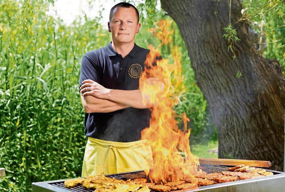 Grill den Hennsler? Von wegen! Grill den Hilgers müsste es für alle Lippstädter heißen, die in den kulinarischen Wettkampf treten wollen. Thorsten Hilgers leitet seit über 20 Jahren einen Catering-Service, der auf Live-Cooking am Grill spezialisiert ist.