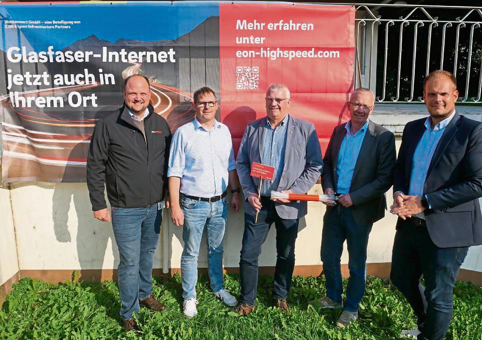 Informieren über die Vermarktung von Glasfaseranschlüssen in Hoinkhausen und Oestereiden (v.l.): Daniel Schrewe (Projektmanager Westconnect), Timo Zimmermann (Ortsvorsteher Hoinkhausen), Alfons Levenig (Ortsvorsteher Oestereiden), Hubert Betten (Beigeordneter), Johannes Kobeloer (Kommunalmanager Westenergie). Foto: Bsdurek