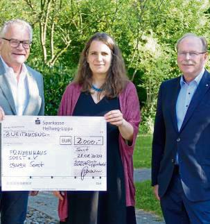 Die Rotarier Jochen Bock und Bernd Mielke freuen sich sehr, Anne Heckel (M.) eine Spende über 2000 Euro für das Frauenhaus zu überreichen.