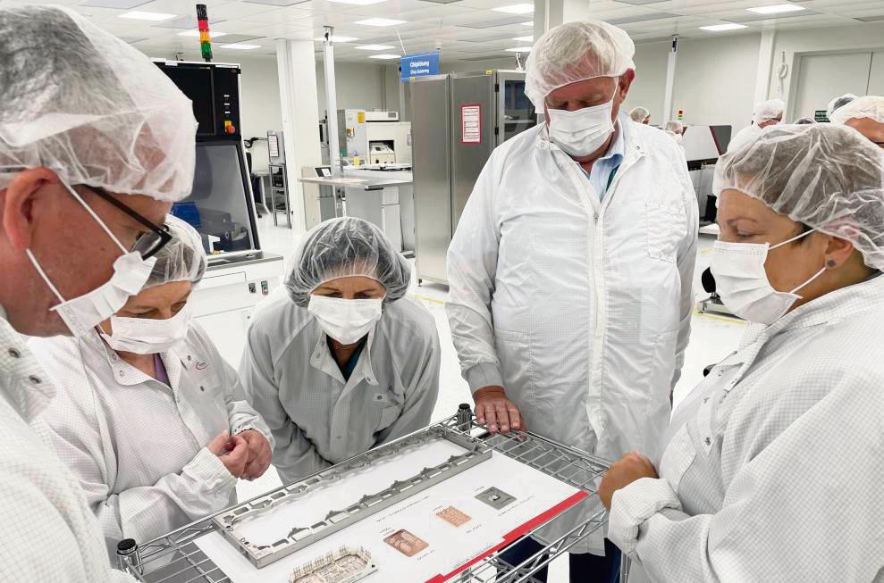 Bei Infineon besichtigten NRW-Arbeitsminister Laumann (2.v.r.) und Landrätin Eva Irrgang (Mitte) bei der Führung mit Katrin Gaebler (r.) auch das Musterbaulabor. Foto: Großelohmann