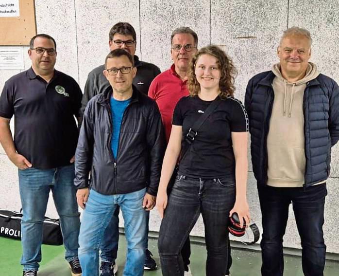 Räumten bei den Landesmeisterschaften mit der Zentralfeuerwaffe kräftig ab. Die KKSV-Sportschützen (v.l.) Daniel Schulte, Oliver Zollitsch, Alexander Gockel, Ralf Risse, Angelina Marie Lenze und Peter Müller.