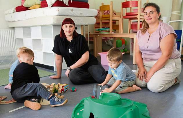 Zwischen den laufenden Aufräumarbeiten muss auch Zeit zum Spielen bleiben: Die Vorstandsmitglieder Lina Kirchhoff (l.) und Janina dos Santos Lopes verabschieden sich mit ihren Kindern vom Zwergenstübchen. Foto: Puls