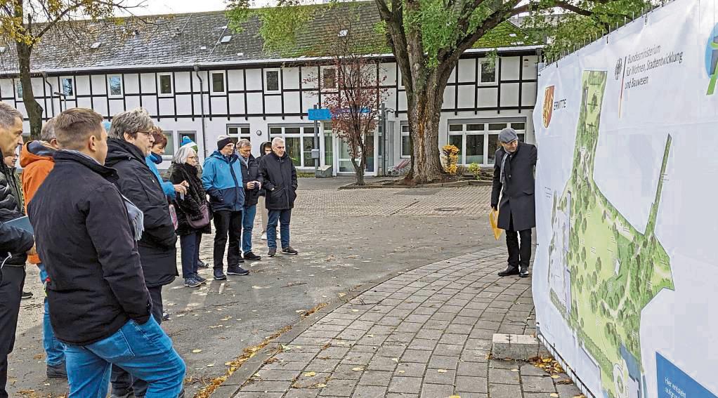 So soll der Erwitter Schlosspark nach der Umgestaltung aussehen: Bei der Infoveranstaltung für Bürger gaben Stadt und Landschaftsarchitekten einen Überblick. Fotos: Bsdurek
