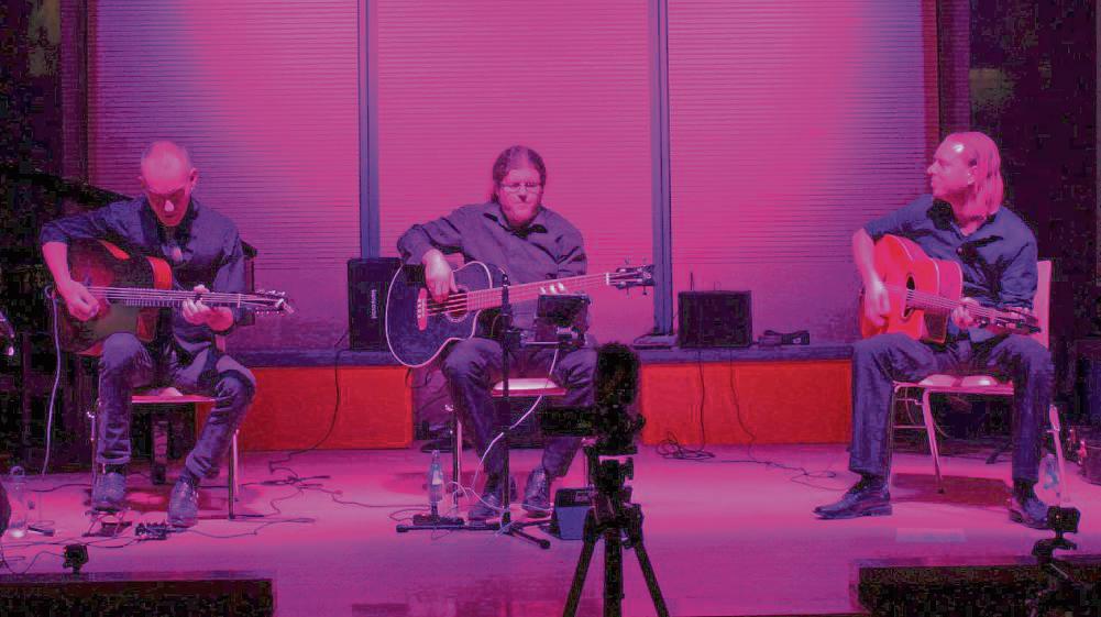 Das Triple Trouble Trio, bestehend aus Gertwim Giesbert, Stefan Schlenke und Tim de Haan (v.l.), spielte Stücke aus der Musikrichtung des Gypsy Swing. Zwischendurch erklärte Stefan Schlenke (Bild rechts) dem Publikum die Herkunft dieses Stils. Fotos: Biermann