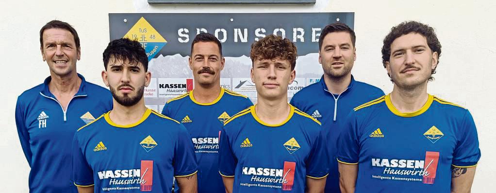 A-Ligist TuS Ehringhausen begrüßte auch seine Neuzugänge: (v.l.) Co-Trainer Friedel Hermes, Elias Irastorza Massidda, Erik Riedel, Tim Essers, Torwarttrainer Patrick Büsse und Erwin Beilmann. Es fehlen Trainer Peter Grundmann und Robert Willeke. Foto: Brand