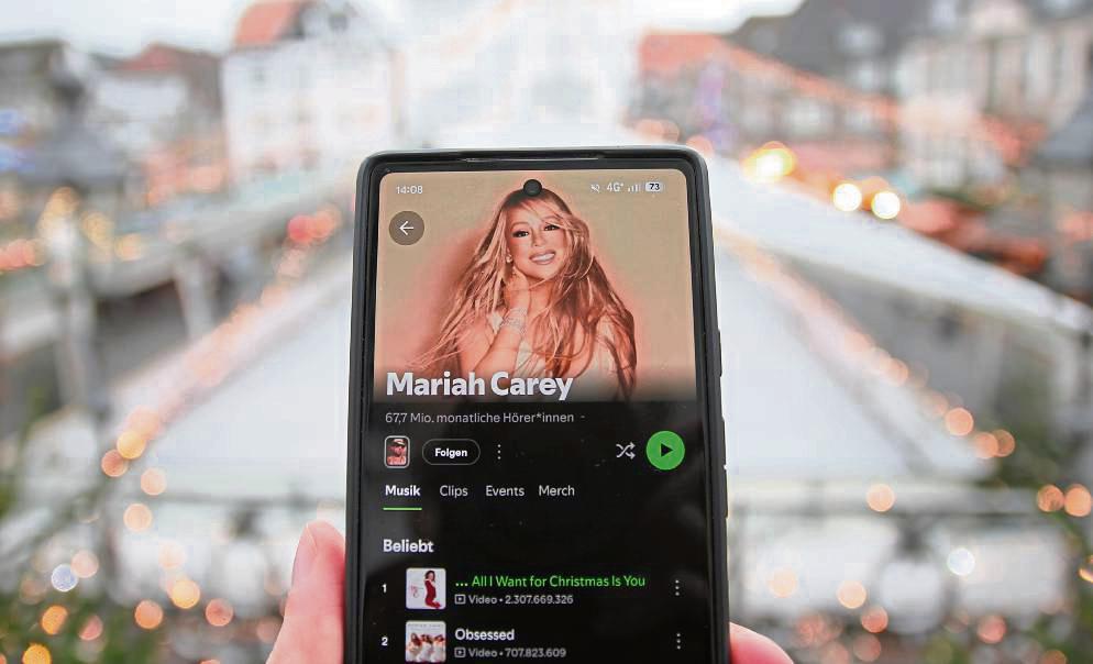 Rund um die Eisbahn müssen Weihnachtsmarktbesucher auf Mariah Carey verzichten. Hier gibt es „nur“ traditionelle, Gema-freie Musik aus den Lautsprechern auf die Ohren. Foto: Bastian Puls
