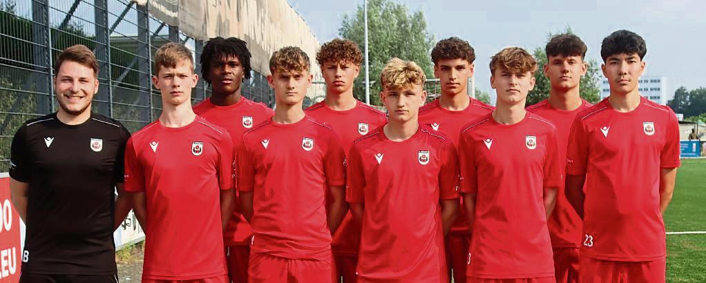 Alexander Brinschwitz (l.), Trainer der B-Junioren des SV Lippstadt, präsentiert die Neuzugänge (v.v.l.): Hendrik Ostermann (Westfalia Soest), Sem Brause (SV Brilon), Linus Helbeck (Borussia Dortmund), Danny Ternowoj (Delbrücker SC), Ruslan Moldotashev (Westfalia Soest); (h.v.l.): Grayson Fankem (RW Ahlen), Timofej Drost (SpVg. Brakel), Sufyan Chaddadi (VfL Theesen) und Julian Gertner (Westfalia Soest). Foto: Feichtinger