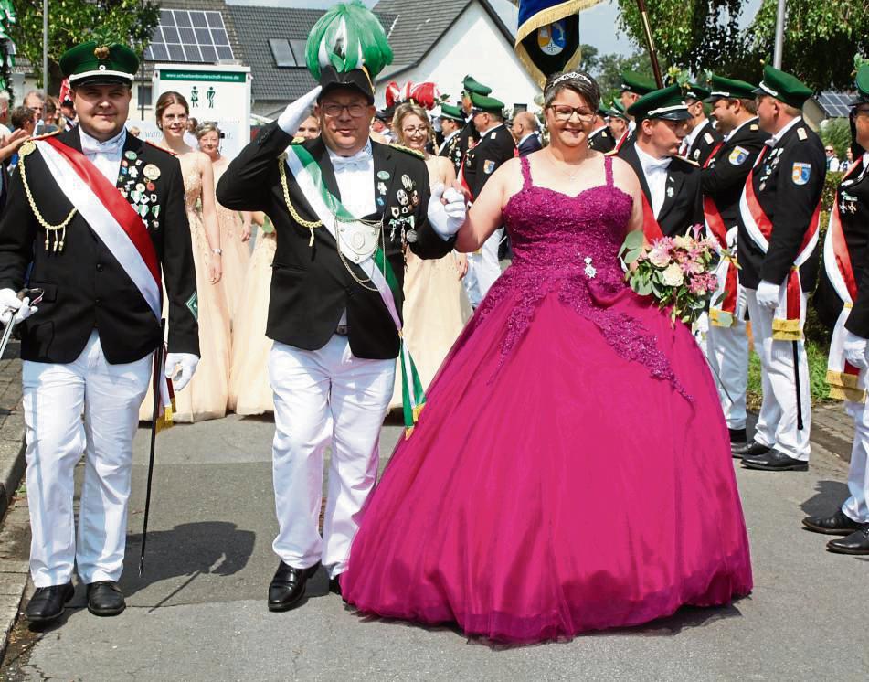 Perfektes Timing: Rechtzeitig zum Festzug brach die Sonne durch die Wolken und setzte das Königspaar Karsten und Katrin Steffensmeier wundervoll in Szene. Foto: Pape-Rüther
