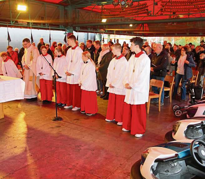 Kirmes trifft Kirche: 140 Gläubige feierten den Martini-Gottesdienst auf dem Autoscooter. Fotos: Büttner