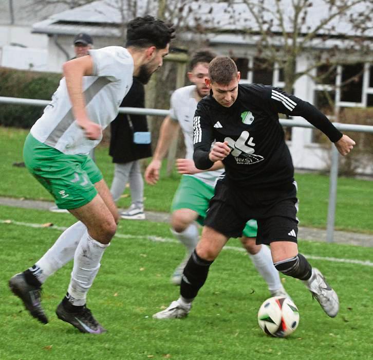 Nicht zu stoppen war der SV Steinhausen (in Schwarz), der sich mit einem 7:0-Kantersieg gegen Bad Lippspringe II in die Winterpause verabschiedete. Foto: Hartmut Brand