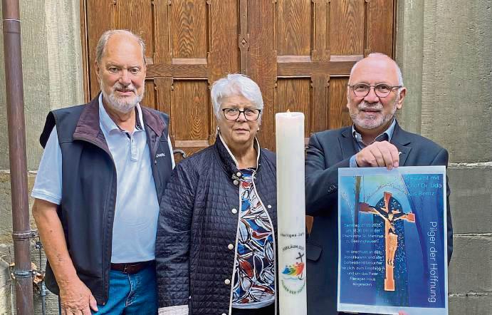 Freuen sich auf den Erzbischof (v.l.): Hans Dieter Voß (Geschäftsführender Vorsitzender), Ute Voß vom Pfarrgemeinderat und Pfarrer Thomas Wulf.