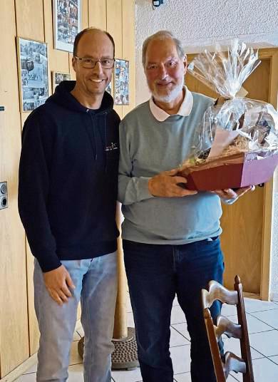 Mikel Backs vom WTV ehrte Hans-Dieter Voß (r.) vom Tennisverein GW Benninghausen für 48 Jahre Ehrenamt.