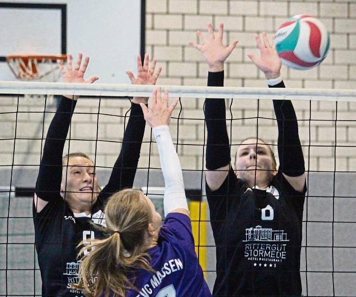 Der Block steht: Wenig Mühe hatten die Damen des SuS Störmede (in Schwarz) in ihrem ersten Heimspiel mit dem Gast aus Unna. Das 3:0 war eine klare Sache. Foto: Thorsten Heinke