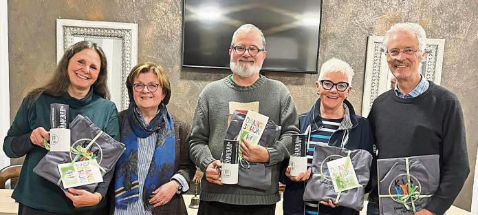 Kia-Vorstandsmitglied Renate Rosenkranz (2.v.l.) ehrte (v.l.) Stephanie Schoen, Thomas Jakob, Ute Heginger und Hermann Plass für ihr ehrenamtliches Engagement.