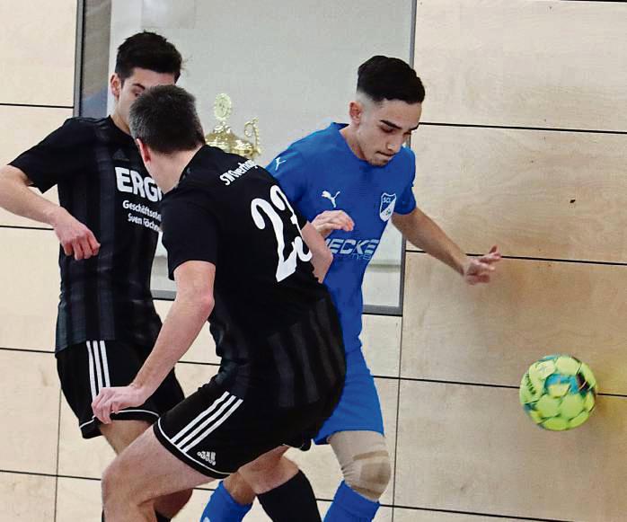 B-Ligist SC Lippstadt (in Blau) bekommt es in der Vorrunde unter anderem mit dem SV Lippstadt zu tun. Foto: Heinke