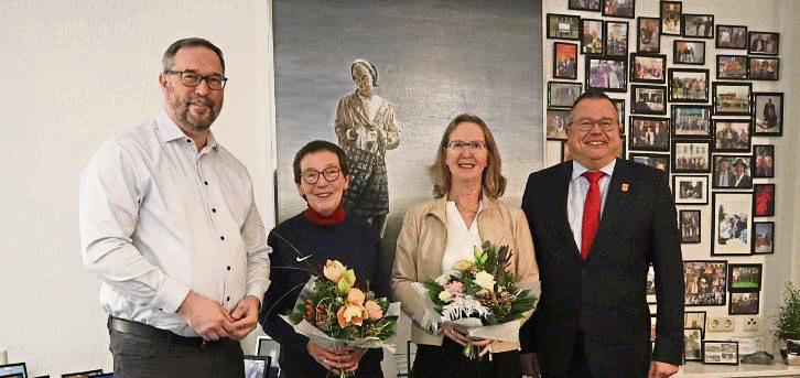 Thomas Lorig (l., Schiedsmann) und Bürgermeister Christian Thegelkamp verabschiedeten die bisherige stellvertretende Schiedsfrau Annette Rothfeld (2.v.l.) und begrüßten Nachfolgerin Ida Knecht.