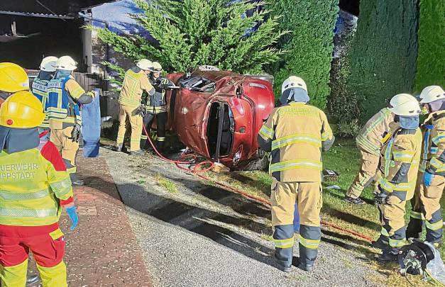 Der Unfallwagen kam schließlich erst vor einem Wohnhaus zum Stillstand. Foto: Feuerwehr