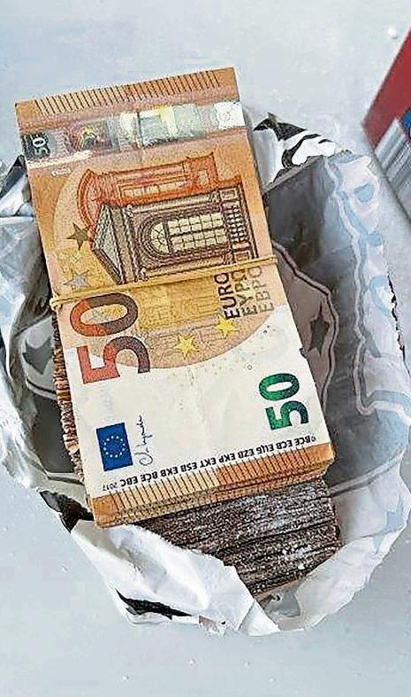 Da hatten die Zöllner den richtigen Riecher: In einer Tüte versteckt lagen 50 000 Euro in bar. Fotos: Hauptzollamt Bielefeld