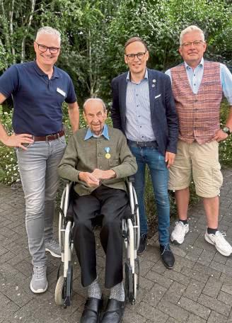 Fritz Plümpe (2.v.l.) wurde für seine 75-jährige Mitgliedschaft im Männerschützenverein Erwitte ausgezeichnet.