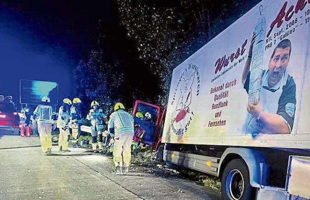 Alleinunfall auf der A 44 kurz vor der Rastanlage Haarstrang bei Werl. „Wurst-Achim“ alias Joachim Pfaff konnte nur tot aus dem Führerhaus geborgen werden. Foto: Feuerwehr Werl