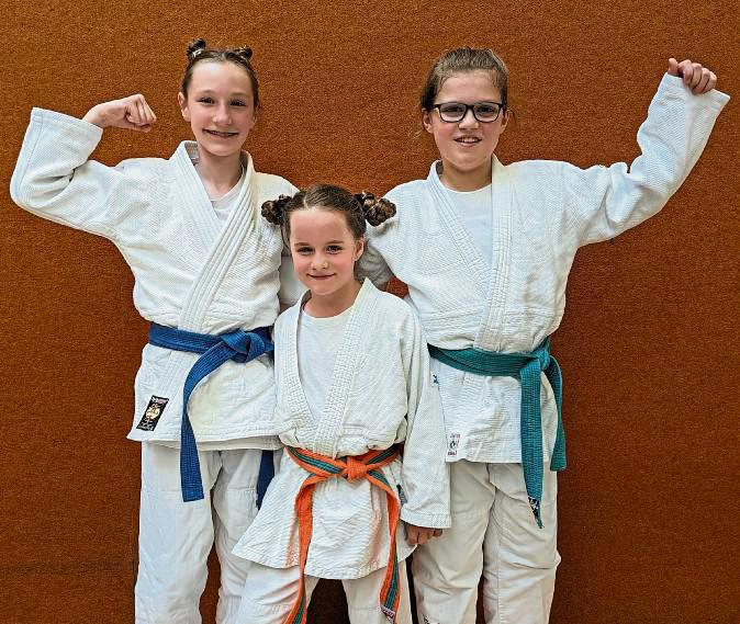 Bezirksmeisterinnen in der U13-Konkurrenz (v.l.): Emma Reiche, Hannah Zientek und Theresa Braunst von der BSG Benninghausen waren in Holzwickede nicht zu schlagen.