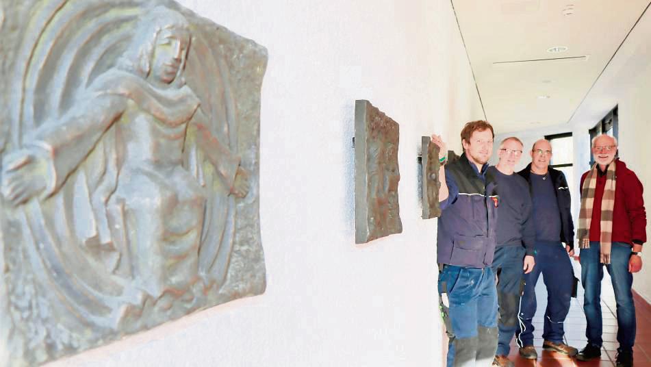 Vier Männer und zwei Kunstwerke: v.l. Sebastian Krause, Jürgen Kemper, Christian Schmolke (alle Hellweg Sole Thermen) und Wolfgang Marcus. Foto: Dietz