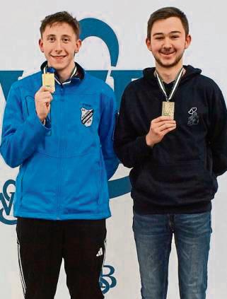 Luke Winterton (l.) von den Lipperbrucher Sportschützen freute sich über die Goldmedaille und den Landesmeistertitel.