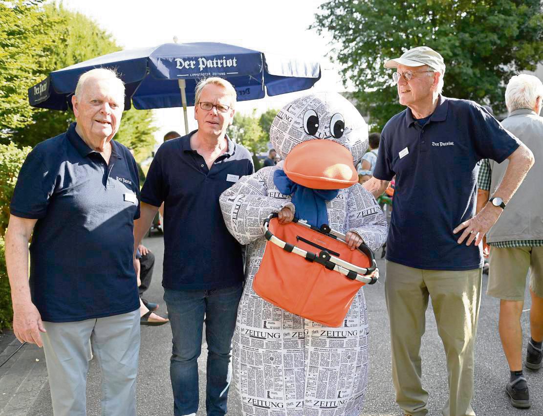 Die Verleger Dr. Michael Laumanns, Christoph Barnstorf-Laumanns und Dr. Reinhard Laumanns ließen es sich nicht nehmen, sich mit der Zeitungsente Paula Print fotografieren zu lassen.