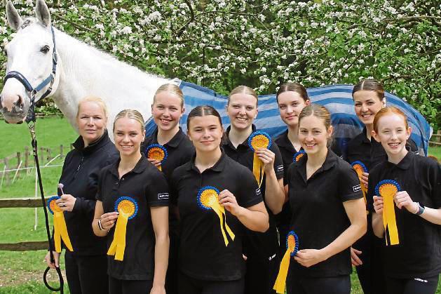 Voller Tatendrang in die Saison gestartet: Das Volti-Team des Reitervereins Rüthen mit Voltigierpferd Cajus, Trainerin Eva Thiemann, Andrea Dunkelmann, Aurelia Höing, Kimberly Gleichmar, Emelie Steinhoff, Charlotte Schäfer, Viktoria Markmann-Döpp, Evelyne Magel und Emma Jakobi qualifizierte sich für den deutschen Voltigierpokal.