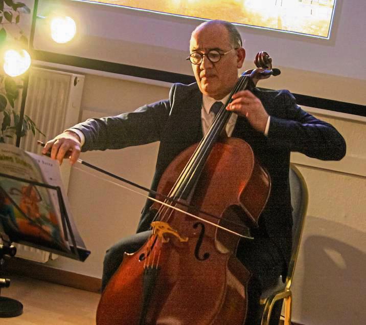 Athil Hamdan bildet eine perfekte Symbiose mit seinem Instrument. Foto: Helga Wissing