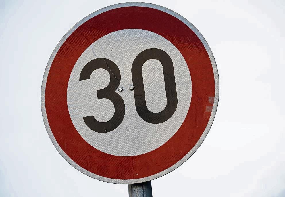 Tempo 30 vom östlichen Ortseingang (von Lippstadt) bis zum Glaseweg: Auf der Nepomukstraße in Overhagen kommt Tempo 30 – montags bis freitags von 7 bis 17 Uhr. Symbolfoto: dpa