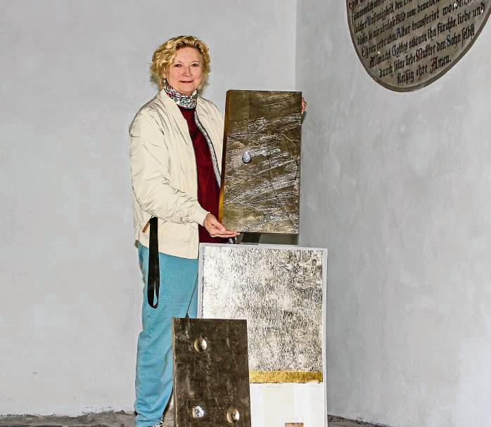 Die künftige Rückwand für die Marienfigur – links zeigt Gabriele Wilpers die Entwürfe – wird knapp drei Meter hoch sein (r.). Foto: N. Wissing/Wilpers