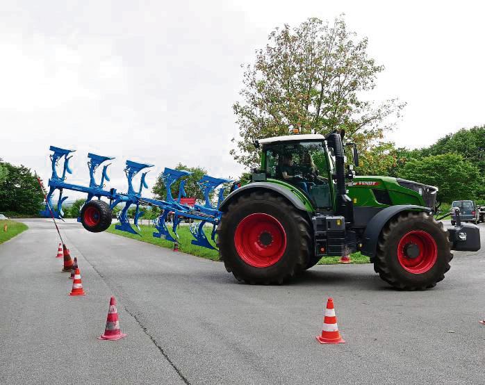 Auf nasser, glatter Straße ist der Bremsweg für einen Traktor mit Anhänger mehrere Meter lang. Fotos: Bsdurek