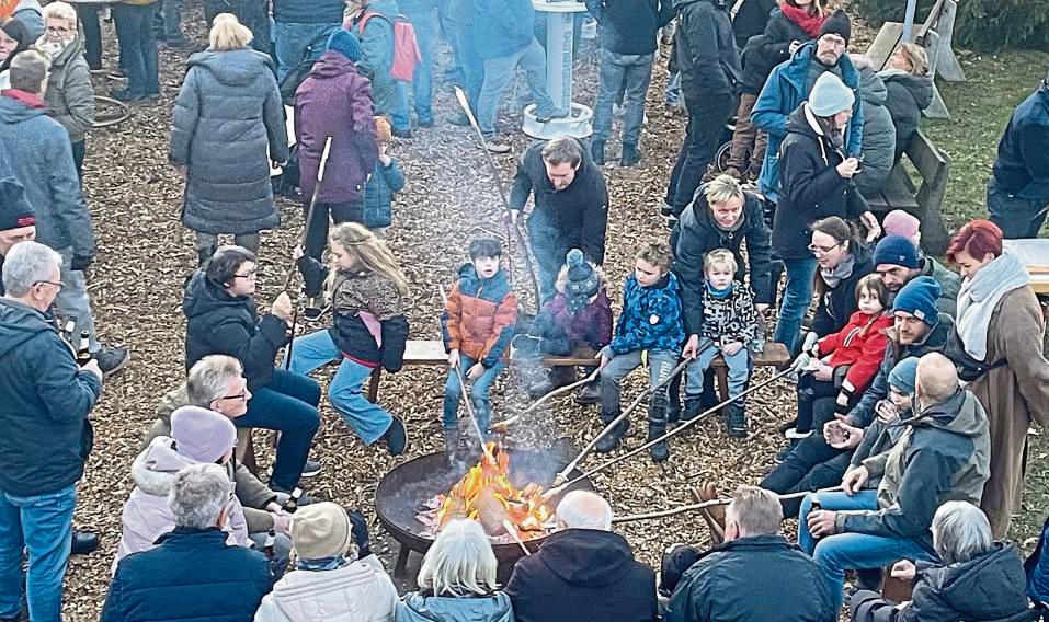 Kuschelige Weihnachtsromantik: Groß und Klein genießen in dieser Szene das knisternde Lagerfeuer und backen Stockbrot – ein Highlight für die ganze Familie. Fotos: Schnieder