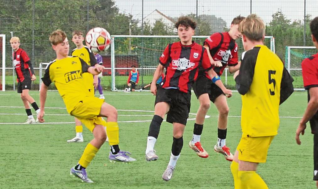 Nicht vom Glück verfolgt wurde die CII-Jugend des SV (in Schwarz-Rot) im Duell gegen Spitzenreiter Kaiserau. So kassierte man bei der 1:2-Niederlage nach einem kuriosen Eigentor, als der böige Wind den Ball über die Torlinie drückte, den zwischenzeitlichen Ausgleich. Und nach einer Ecke gelang dem Gast der schmeichelhafte Siegtreffer. Foto: Hans Dannhausen