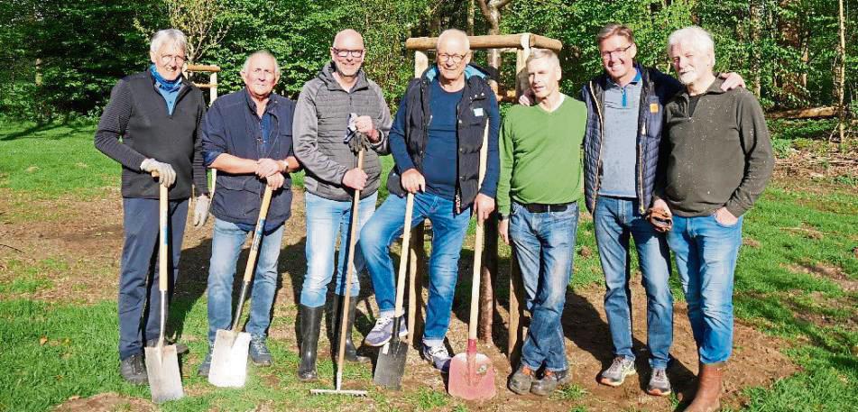 Mit der Hilfe von (v.l.) Dr. Andreas Engeln, Alfred Köhne, Dr. Olaf Süggeler, Willi Glarmin, Manfred Cibis, Dr. Olaf Heyn und Prof. Dr. Michael Meyer wurden die Bäume eingepflanzt.